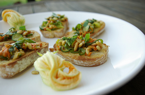 Crostinid suvikõrvitsaõitega