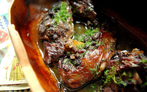 Lammas lillepotis koos tilli ja veiniga