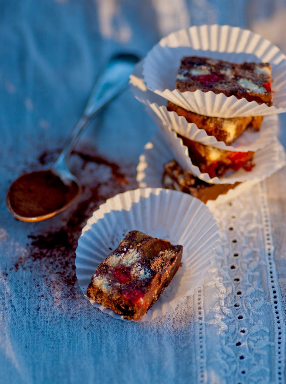 Kirju koer puuviljade ja pähklitega