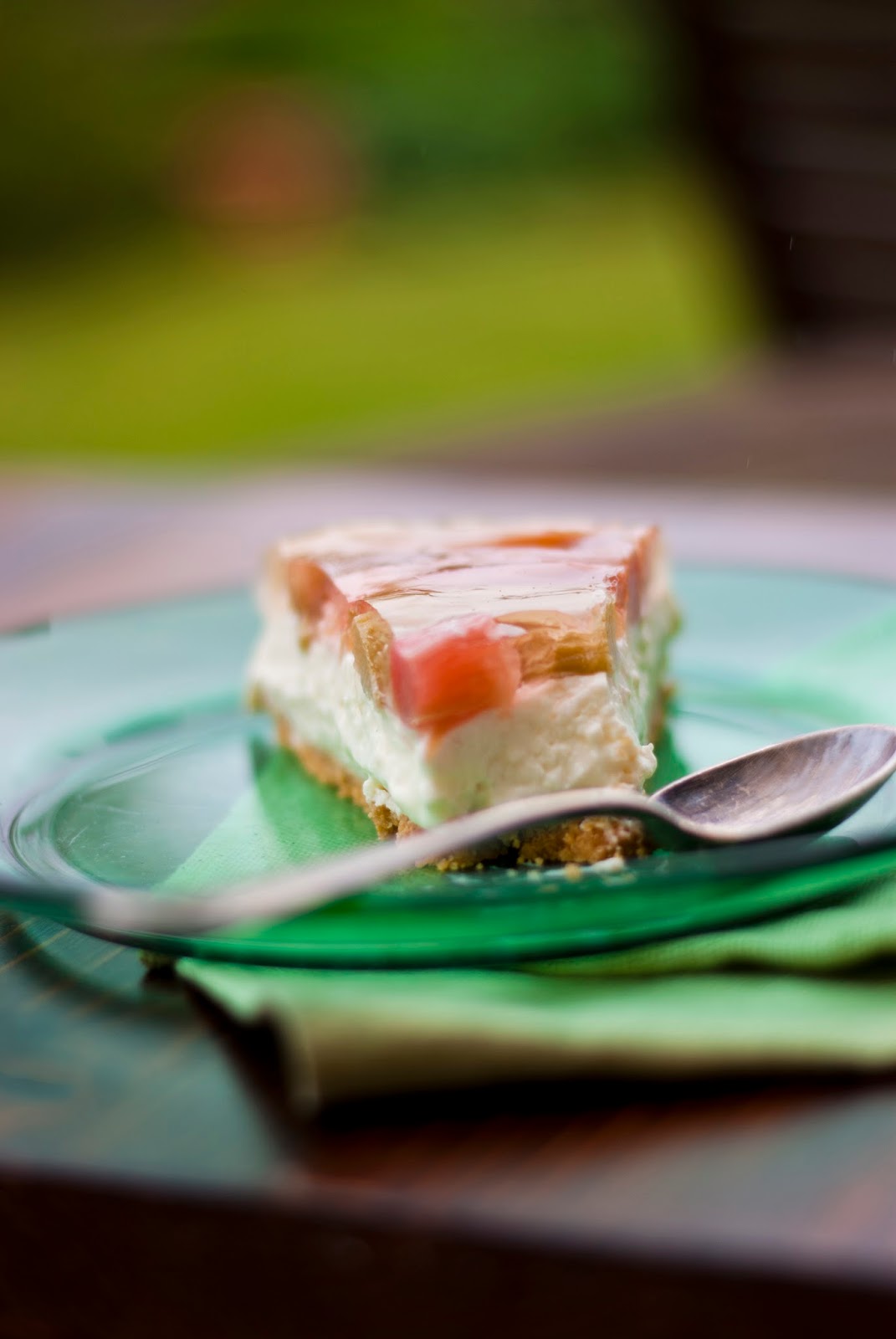 Rabarberi-jogurtikook veinise tarretisega