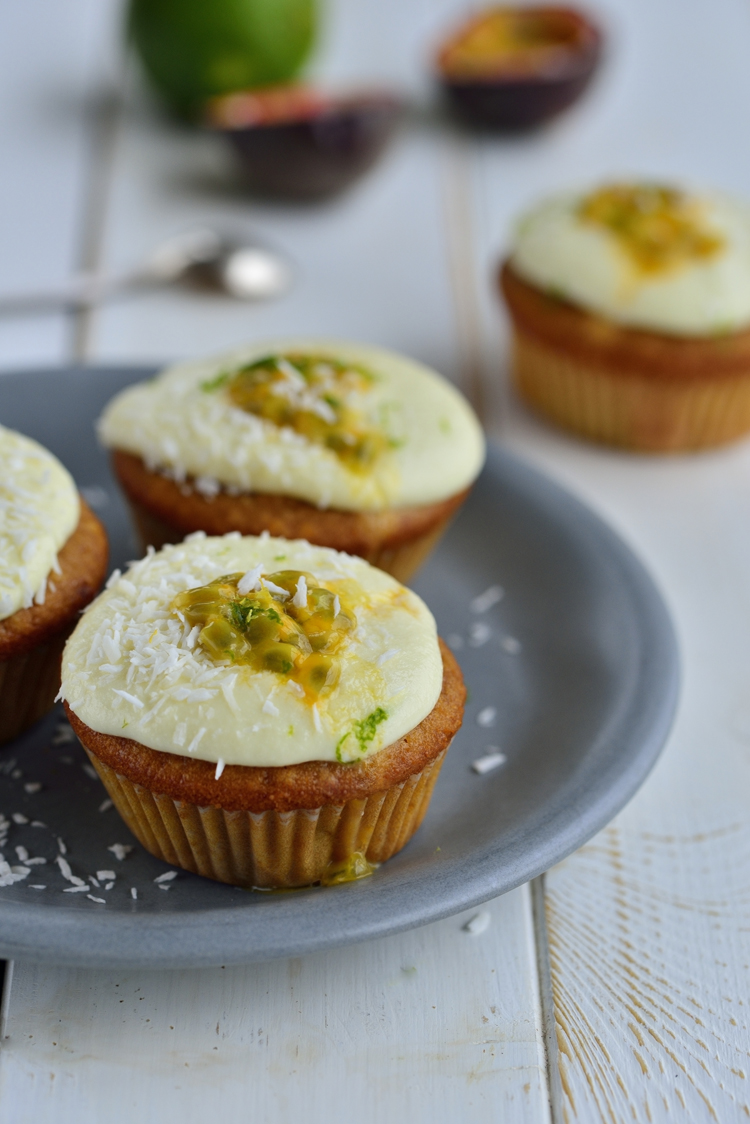 Kookose-laimi muffinid valge šokolaadi ja granadilliga