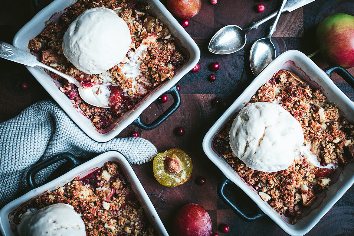 Martsipani-krõbedik õunte, ploomide ja pohladega