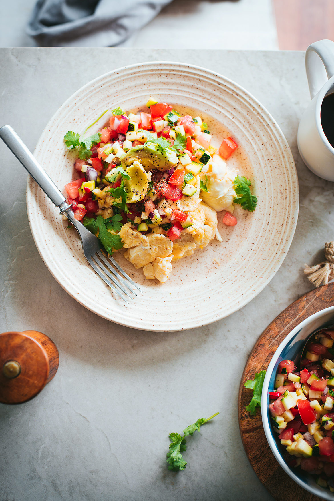 Suvikõrvitsa-salsaga munapuder