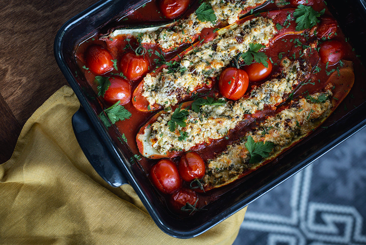 Ricottaga täidetud suvikõrvitsad tomatikastmes