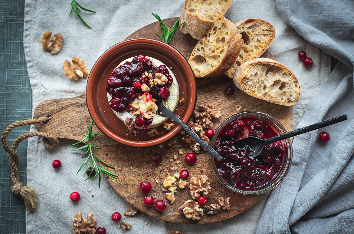 Ahjus küpsetatud Camembert jõhvikatega