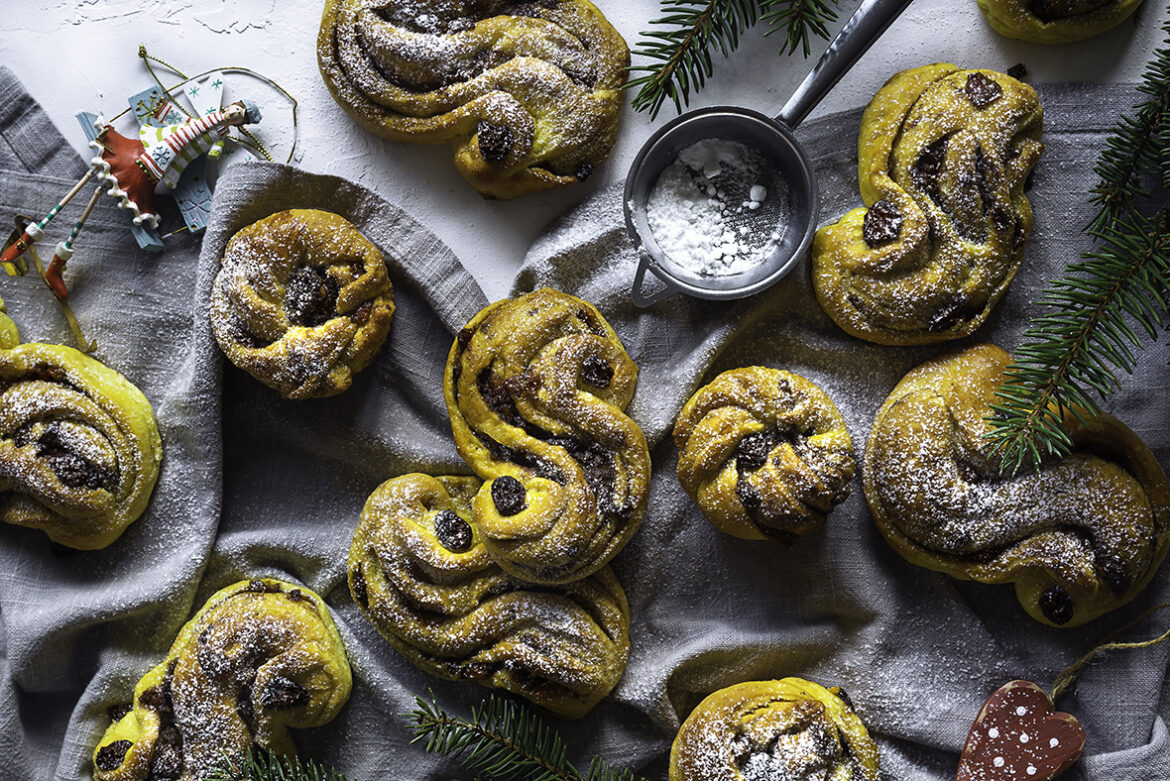 Safranisaiad kaneeli ja rosinatega