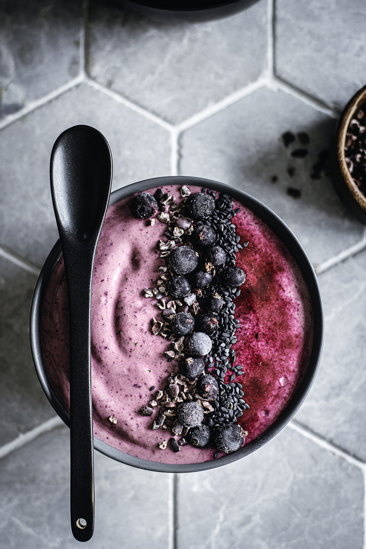 Kausismuuti kirsside, kakao ja tahiiniga