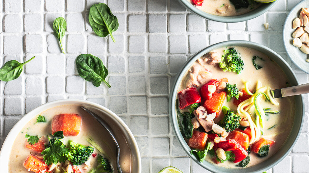 Kana-köögiviljasupp maapähklivõi ja kookospiimaga