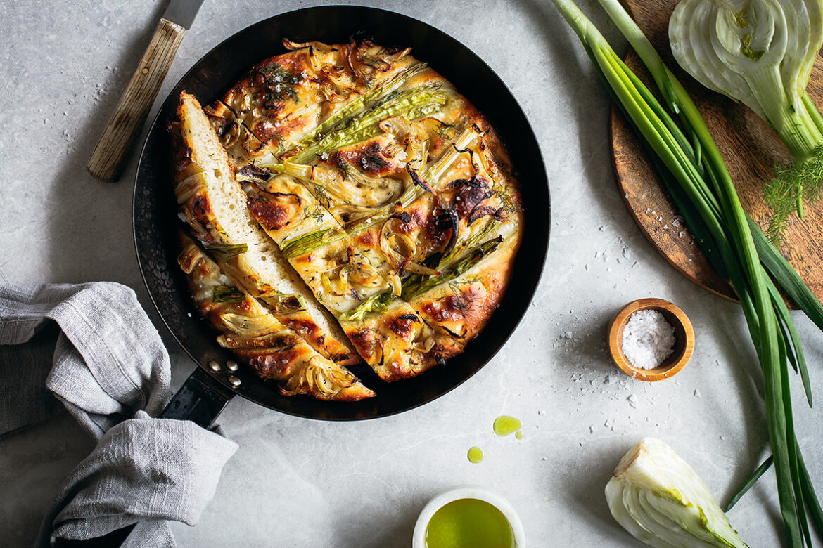 Focaccia rohelise sibula ja karamelliseeritud fenkoliga