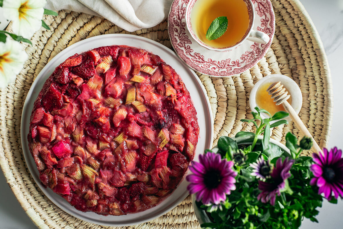 Tagurpidi rabarberi-maasikakook väikese veiniga