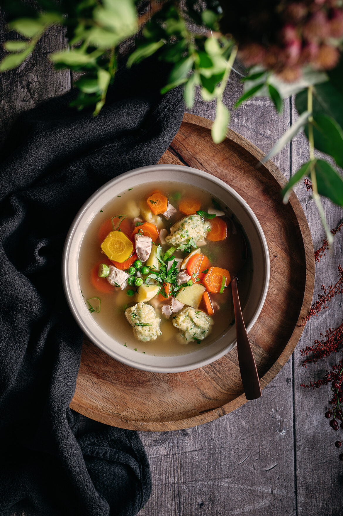 Kanasupp ürdi-parmesaniklimpidega