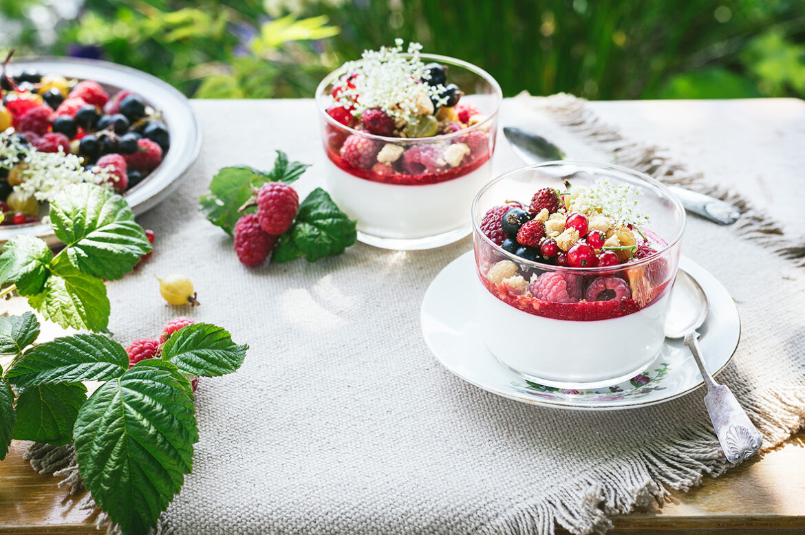 Angervaksa panna cotta küpsetatud valge šokolaadi ja marjadega