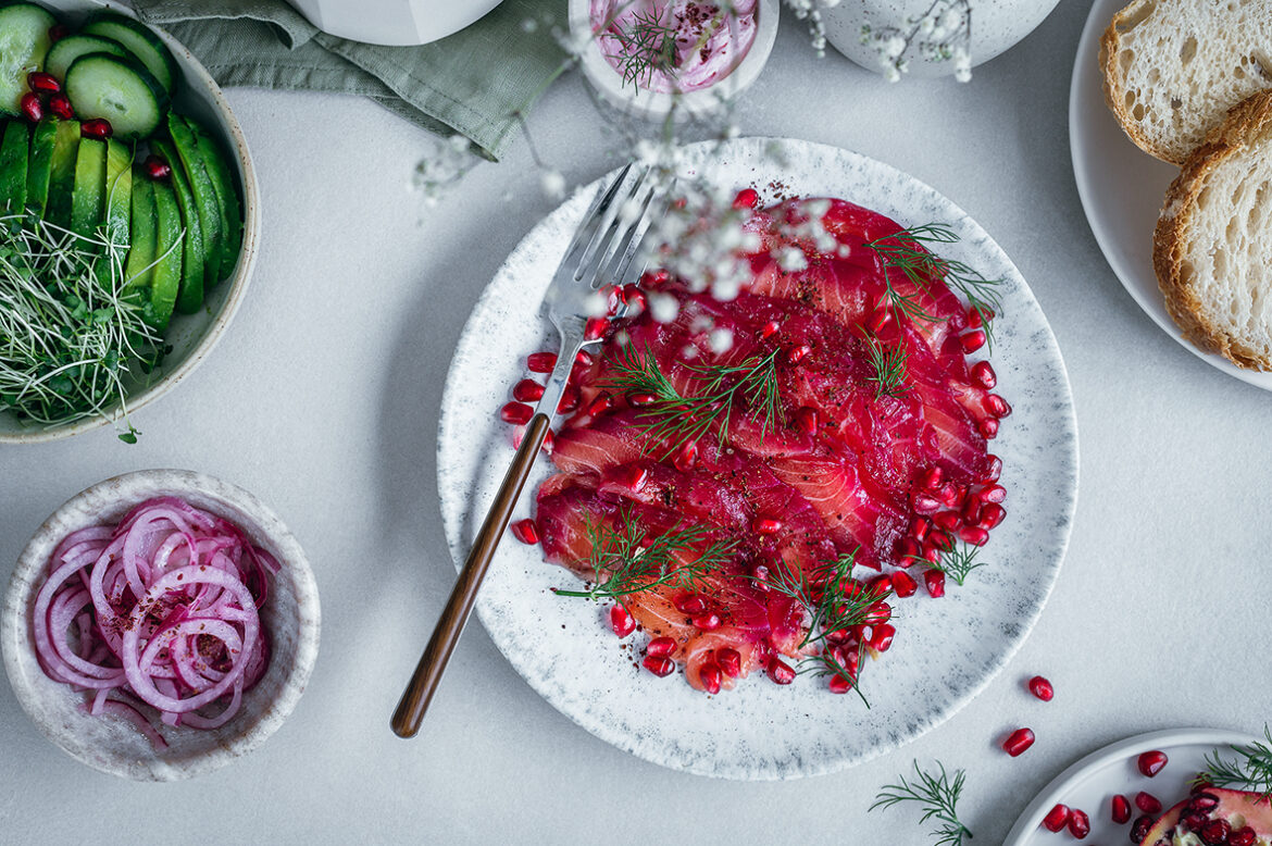 Õrnsoolalõhe peedi, granaatõuna ja marineeritud punase sibulaga