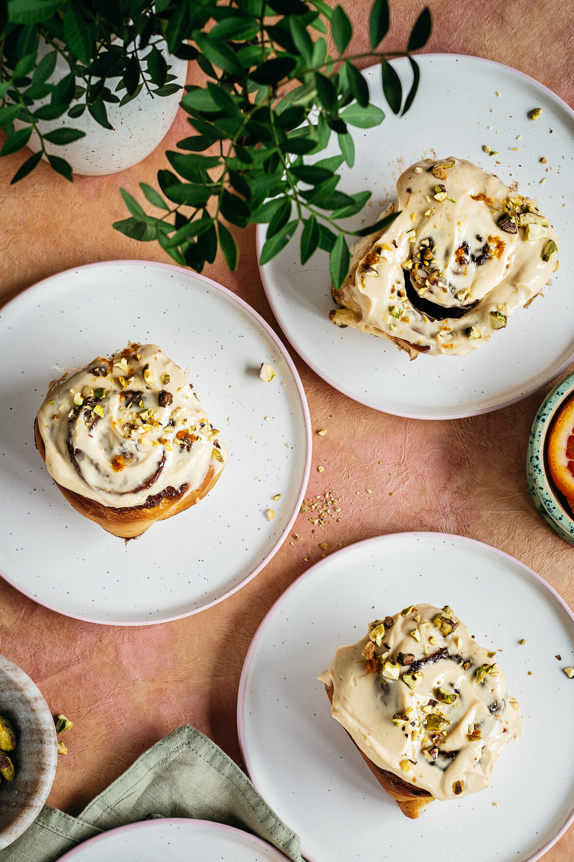 Kaneelirullid toorjuustuglasuuri ja apelsiniga