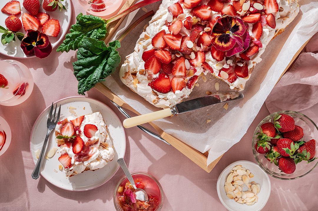 Plaadi-Brita maasikate ja rabarberiga