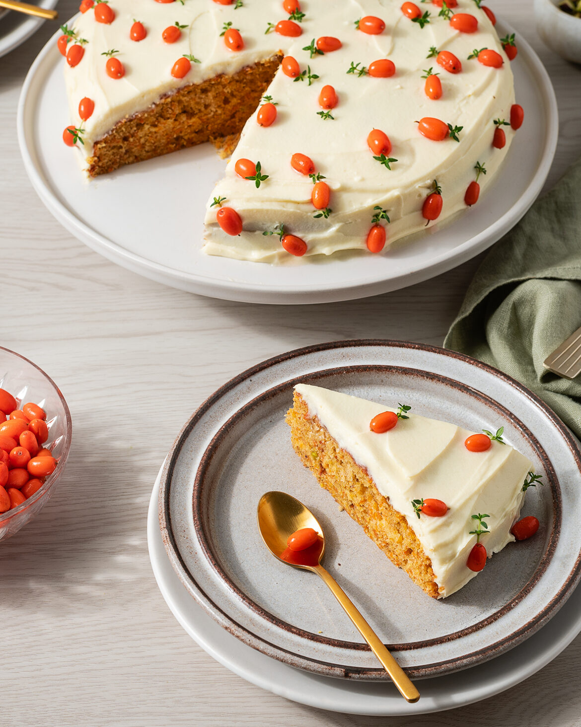 Porgandikook valge šokolaadi-toorjuustukreemi ja astelpajumarjadega