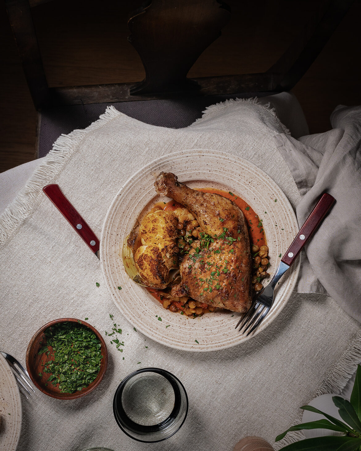 Kanakoivad lillkapsa, kikerherneste ja röstpaprikakastmega