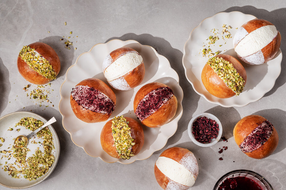 Maritozzi-kuklid kirsimoosi ja pistaatsiapähklitega