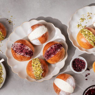 Maritozzi-kuklid kirsimoosi ja pistaatsiapähklitega